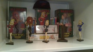 Dvds, board game, watch, hat and all 5 electric tiki maquettes. Black dress Kelly limited to 50 worldwide.